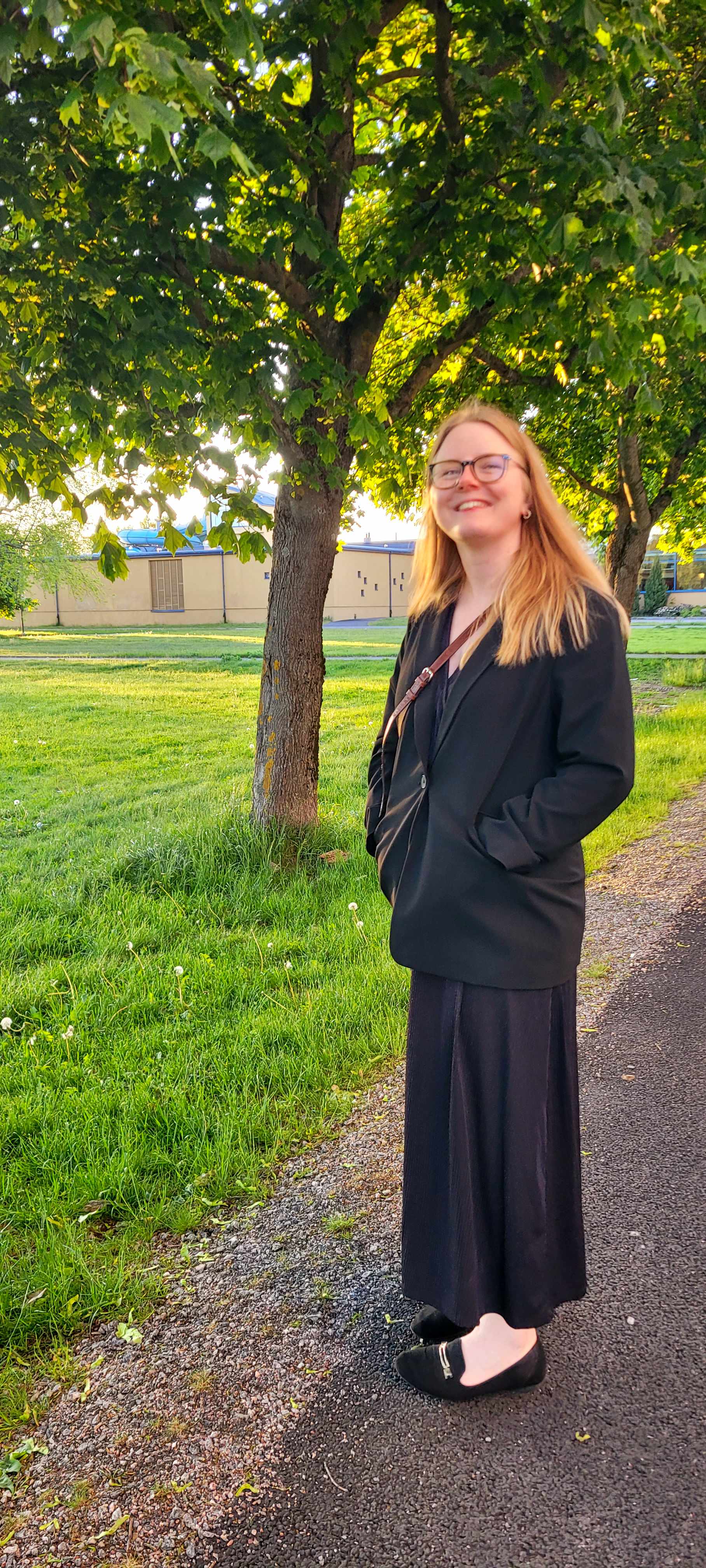 Illustratören Frida Hagman i en park i Karlstad